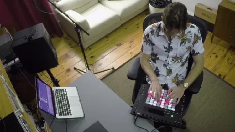 artists-showing-process-when-creating-edm-tracks.jpg