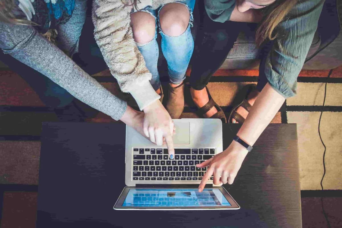 friends look at the laptop